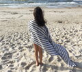 béžová námornícka deka s modrými pásikmi, plážová