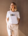 biele tričko s nápisom MAMA