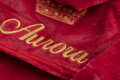Červený fleecový župan so zlatým písmom, font 2