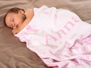 Detská deka s menom dieťatka, motív KVETY